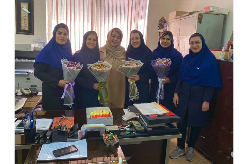 تقدیر رئیس انجمن اولیا از کادر اجرایی دبستان به مناسبت بزرگداشت معلم